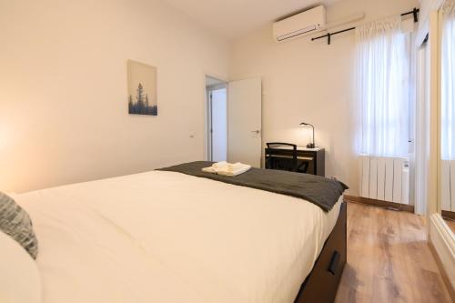 Apartamento con 2 dormitorios, 2 baños y sofá cama ideal para familias en Madrid Temporal CAR1012