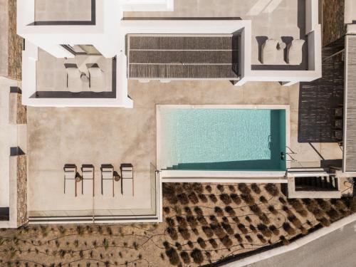 提诺斯Blue Gres Villa Tinos的 ⁇ 染带游泳池的房子