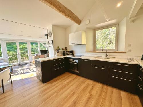 Kuchyň nebo kuchyňský kout v ubytování Clos de Fougères - La Grange 4-5 personnes