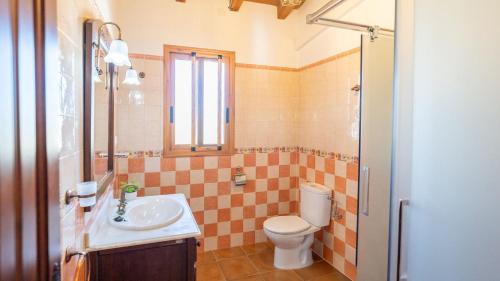ein Badezimmer mit Toilette und Waschbecken in der Unterkunft Casa Balcon de la Axarquia Almachar by Ruralidays in Almáchar