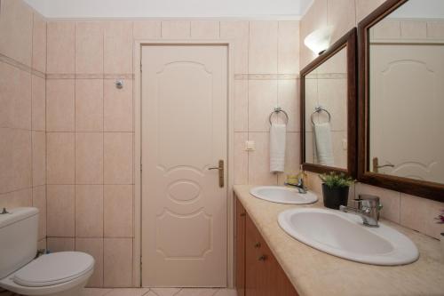 Koupelna v ubytování Agapi's Oasis Villa by "elite"