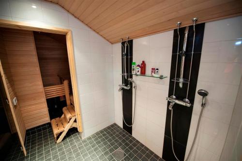 Un pequeño baño con ducha y WC. en Levin Alppihuoneistot 3 as 9 Visit Levi, en Levi