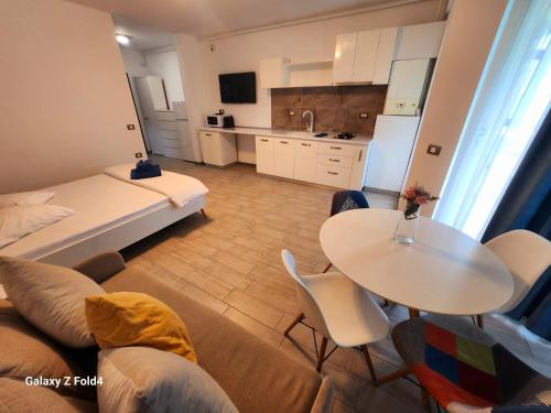 Ảnh trong thư viện ảnh của Alezzi Studio Beach Pool & Spa Heated Swimming Pool ở Mamaia Nord – Năvodari