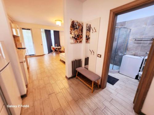 Vannituba majutusasutuses Alezzi Studio Beach Pool & Spa Heated Swimming Pool