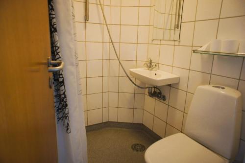 a bathroom with a toilet and a sink at Id069 Englandsgade 13, 1th in Esbjerg