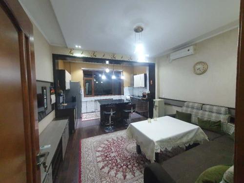 Μια τηλεόραση ή/και κέντρο ψυχαγωγίας στο Сдается 3 комнатная квартира в аренду