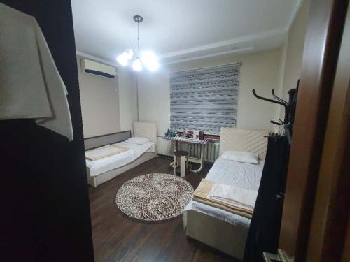 Ένα ή περισσότερα κρεβάτια σε δωμάτιο στο Сдается 3 комнатная квартира в аренду