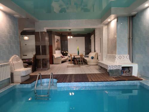 Bazén v ubytování Номер в доме у моря с бассейном nebo v jeho okolí