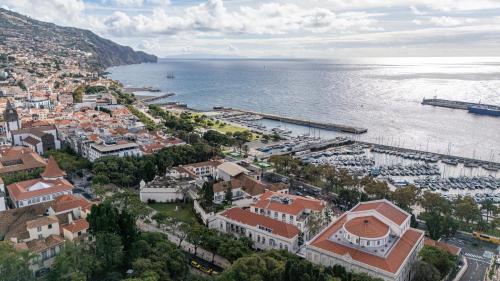 Central Funchal Apartment - GARDEN - Free Parking & AC