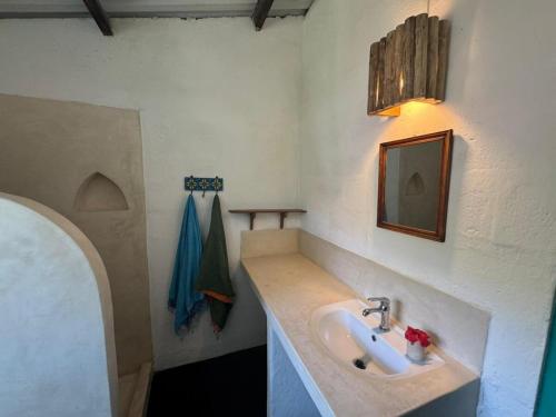 Ένα μπάνιο στο Beachfront Paradise Cũcũ Cottage Watamu