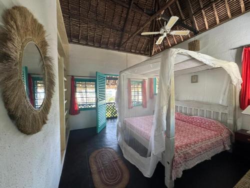 Ένα ή περισσότερα κρεβάτια σε δωμάτιο στο Beachfront Paradise Cũcũ Cottage Watamu