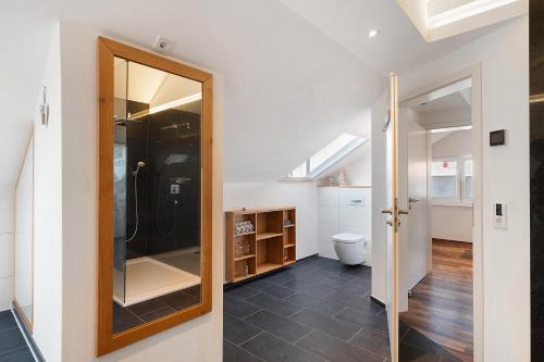 ein Badezimmer mit Dusche und Toilette in der Unterkunft Forest Apartment - Renchen in Unterberg