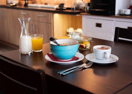una mesa con un tazón de cereales y una taza de café en Hotel Mercedes City, en Bonn