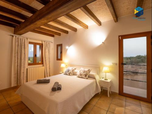 Postel nebo postele na pokoji v ubytování Finca rural S'Art 9