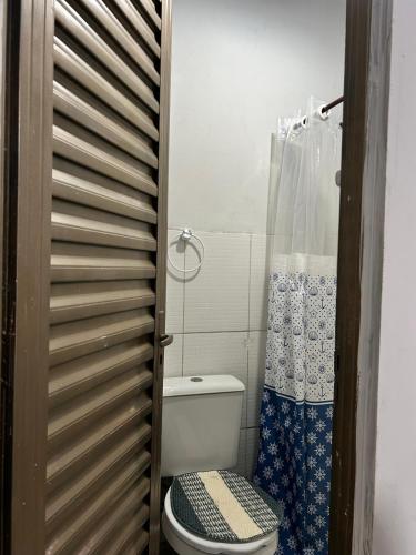 a bathroom with a toilet and a shower at A melhor localização de Belém do Pará in Belém