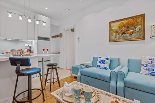 h2h Erato # Metro in 1min to airport, 5' Port, Marina Zea, Wifi, Tech, Luxury