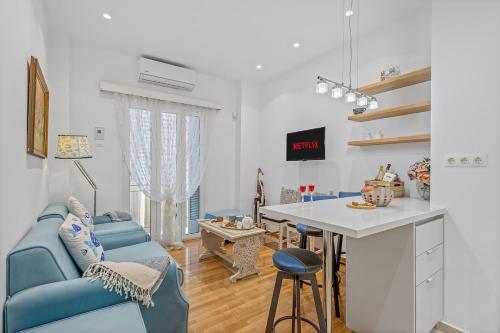 h2h Erato # Metro in 1min to airport, 5' Port, Marina Zea, Wifi, Tech, Luxury