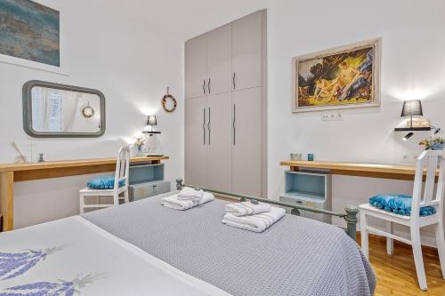 ピレウスにあるh2h NODEhome, fine, tech, smART apt piraeus 1' metroのベッド2台、椅子2脚、洗面台のある寝室