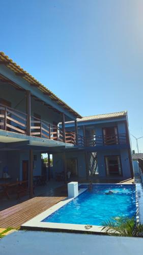 ein Haus mit einem Swimmingpool davor in der Unterkunft Casa de Praia em Icaraizinho Anahí Lodge in Amontada