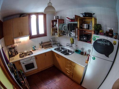 een kleine keuken met een koelkast en een wastafel bij DonPepo Guesthouse in Torres de Albarracín