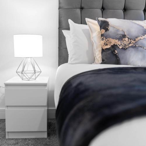 Ένα ή περισσότερα κρεβάτια σε δωμάτιο στο Two Bedroom Apartment - Parking & Balcony - Smethwick 6MC