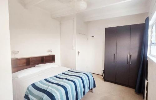 Ένα ή περισσότερα κρεβάτια σε δωμάτιο στο Little Pearl in Bettys Bay