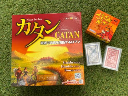 a game of cahannan and two cards and a book at コテージソラ まるっと一棟貸切り別荘 in Nasu-yumoto
