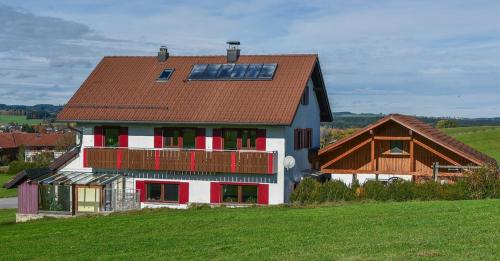 a house with a solar panel on top of it at Ferienwohnung Osterberg in Unterthingau