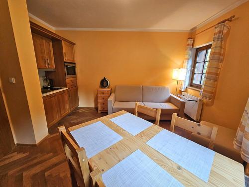 Postel nebo postele na pokoji v ubytování Rodinný apartmán Pec pod Sněžkou 3 - 1x parkovací místo k dispozici zdarma