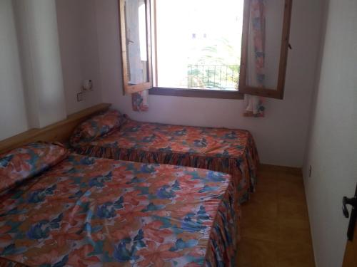 ラ・マンガ・デル・マール・メノールにあるAldeas De Taray Clubの小さなベッドルーム(ベッド1台、窓付)