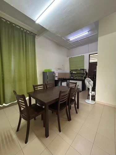 TV a/nebo společenská místnost v ubytování Homestay Teratak Mansha Balok Perdana, Kuantan, Pahang