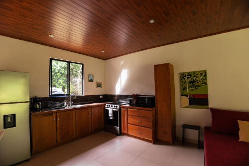 Η κουζίνα ή μικρή κουζίνα στο Bosquelago houserental