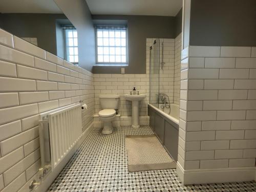 ein Badezimmer mit Toilette, Badewanne und Waschbecken in der Unterkunft The Manor Retreat in Oxford