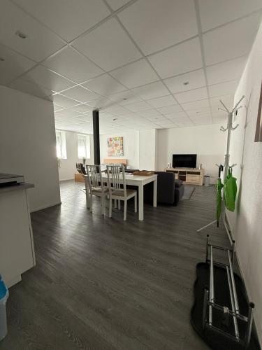 une pièce vide avec une table et des chaises dans l'établissement Modernes 1-Zimmer-Apartment im Herzen Oberkochens, à Oberkochen