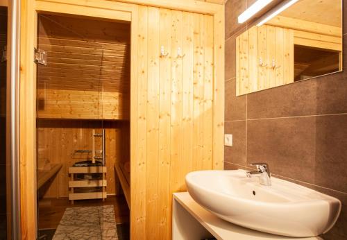 Ένα μπάνιο στο Chalet Resort Montafon -Kollin & Cirrus-