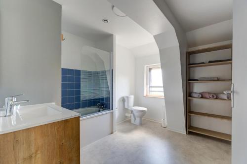 a bathroom with a sink and a tub and a toilet at L'Orée du Bois - Avec Jardin in Rouvroy-sur-Serre