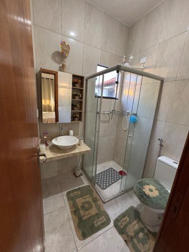 a bathroom with a shower and a sink and a toilet at Casa com Vista de Caxambu in Caxambu