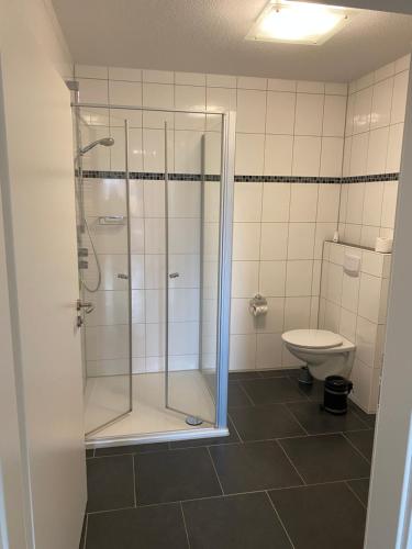 een badkamer met douche en toilet bij Meeresbrise 14 in Wangerland