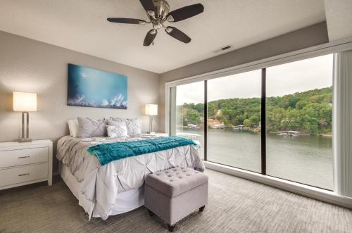 Ένα ή περισσότερα κρεβάτια σε δωμάτιο στο Osage Beach Condo Community Pool and Boat Dock