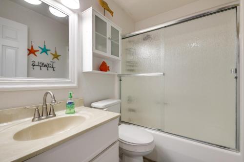 Ένα μπάνιο στο Osage Beach Condo Community Pool and Boat Dock