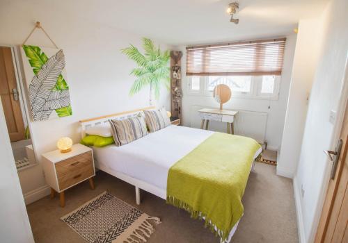 Postel nebo postele na pokoji v ubytování Cockle Cottage, An artists haven, Charming Cottage By Air Premier