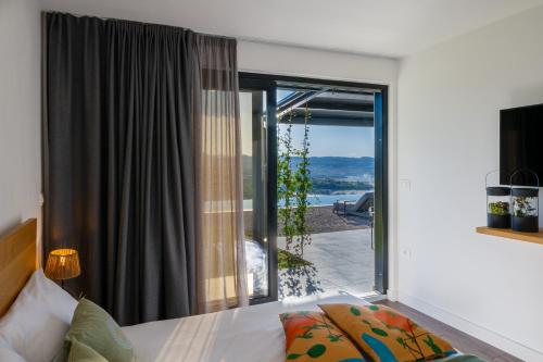 una camera da letto con un letto e vista sull'oceano di Casa mille olivi 2 a Buzet (Pinguente)