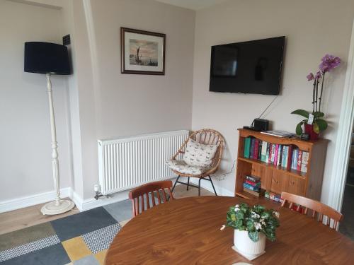 Μια τηλεόραση ή/και κέντρο ψυχαγωγίας στο Tranquil Countryside Escape in Rural Kent- Pipistrelle View