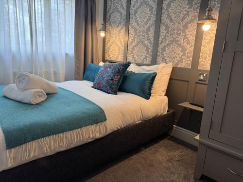 ein Schlafzimmer mit einem Bett und Kissen darauf in der Unterkunft Regency Guest House in Cambridge