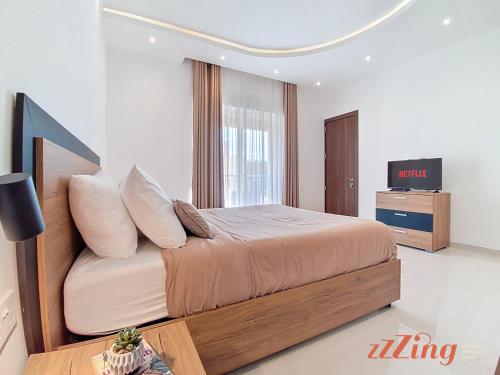 Ένα ή περισσότερα κρεβάτια σε δωμάτιο στο Rooftop Oasis with Plunge Pool & BBQ