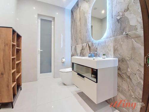 Ένα μπάνιο στο Rooftop Oasis with Plunge Pool & BBQ