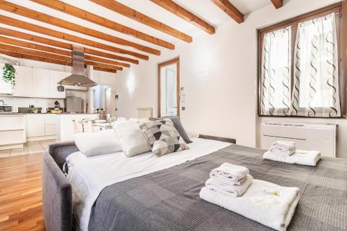 une chambre avec un grand lit avec des serviettes dessus dans l'établissement Soffio del Lago, à Pusiano