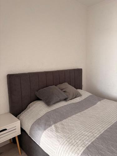 En eller flere senge i et værelse på Riviera Apartments