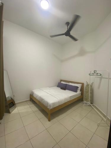 En eller flere senge i et værelse på Loka Homestay Kluang