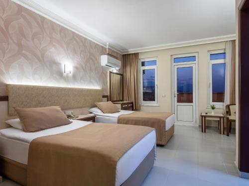 Кровать или кровати в номере May Flower Apart Hotel